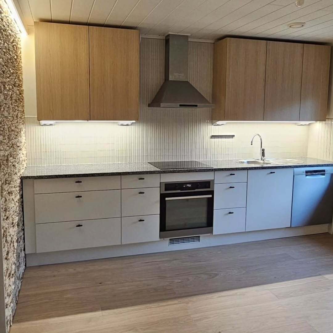 Valmis moderni keittiö Tikkurilan kokonaisremontissa